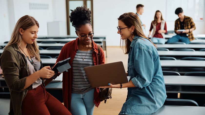 Bis wann sind Studierende über ihre Eltern versichert? (© Gettyimages / Drazen Zigic)