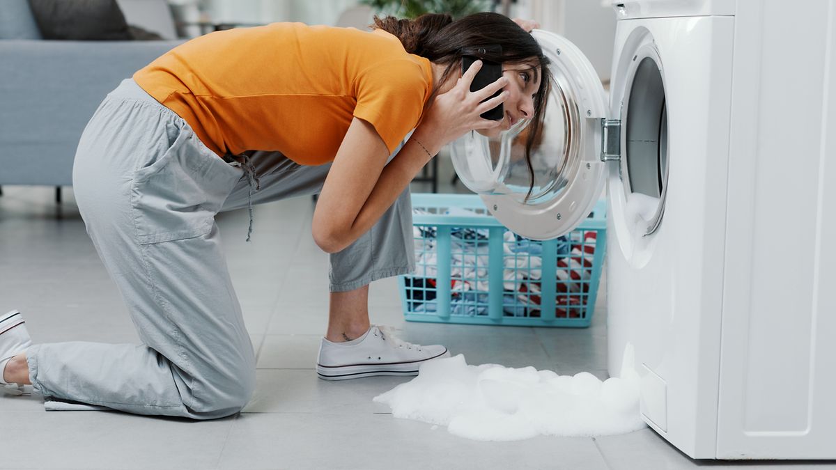 Waschmaschinen: Wann die Versicherung bei einem Wasserschaden