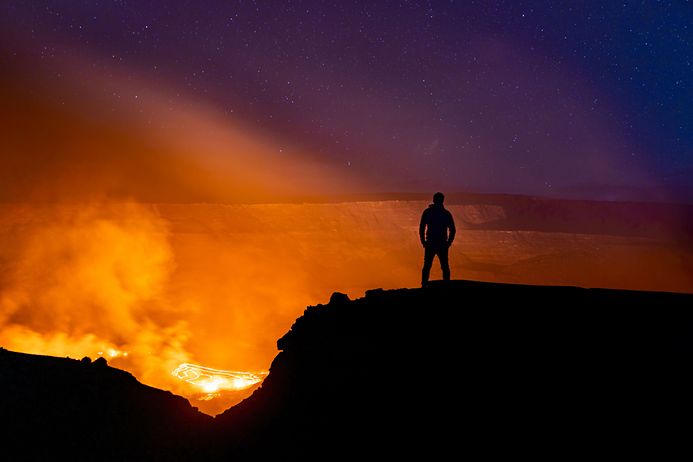 Schön anzusehen, aber brandgefährlich hier zu wohnen: Der Vulkan Kilauea auf Hawaii. (© Gettyimages / Wirestock)