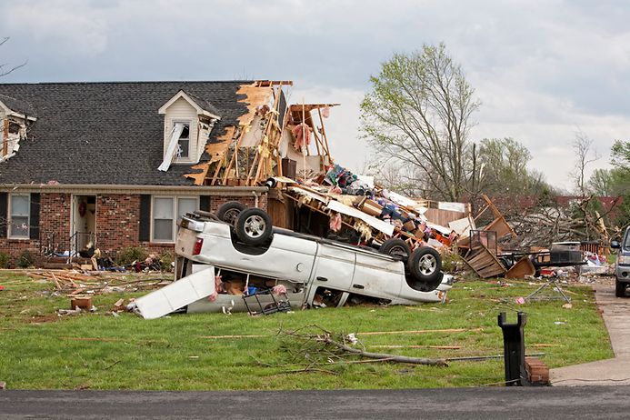 Trifft ein Tornado auf eine bewohnte Gegend, entstehen meist Schäden in Millionenhöhe. (© Gettyimages / inhauscreative)