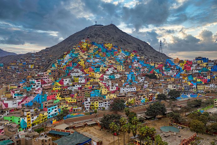 In der peruanischen Hauptstadt Lima scheinen die Siedlungen die Andenhänge hoch zu wachsen. (© Gettyimages / Jan-Schneckenhaus)