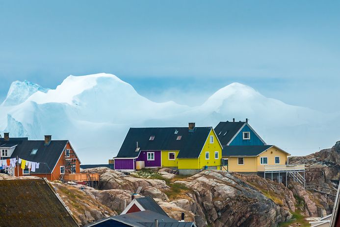 Hinter der Stadt Iulissat auf Grönland stranden die Eisberge. (© Gettyimages / Leamus)